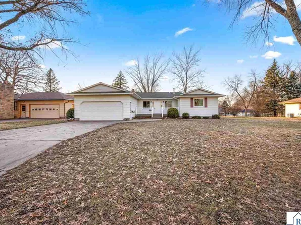 1224 S Ramsey St, Blue Earth, MN 56013