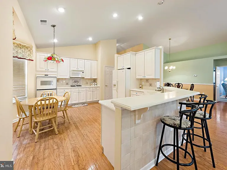 Oppen Kitchen Bar seating