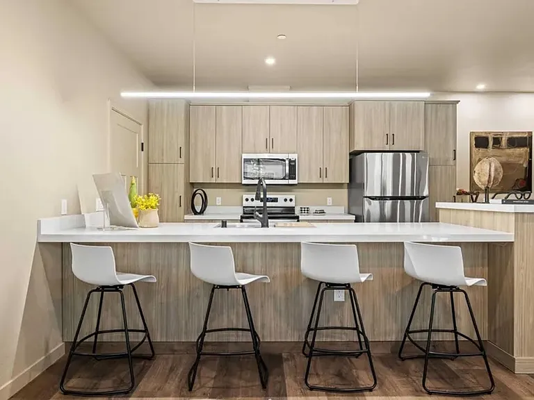 Vantage Pointe East — Photo 8
