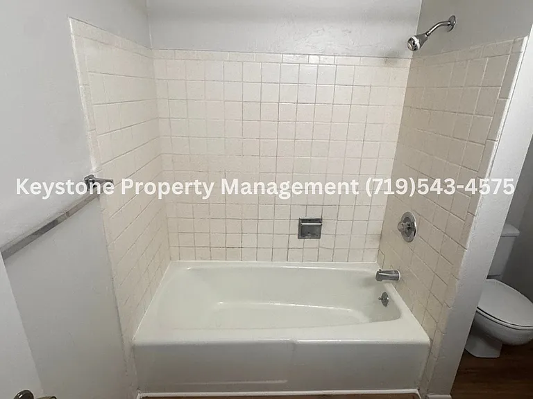 Updated 2 Bedroom Belmont Townhome with Attached Garage & Fenced Yard $1300/$1300 — Photo 18