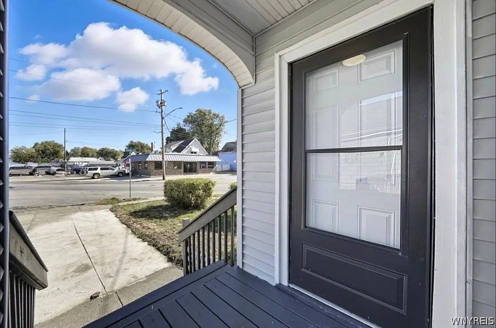 3 bed, 1.0 bath, 1999 sqft, $1,500 — Photo 2