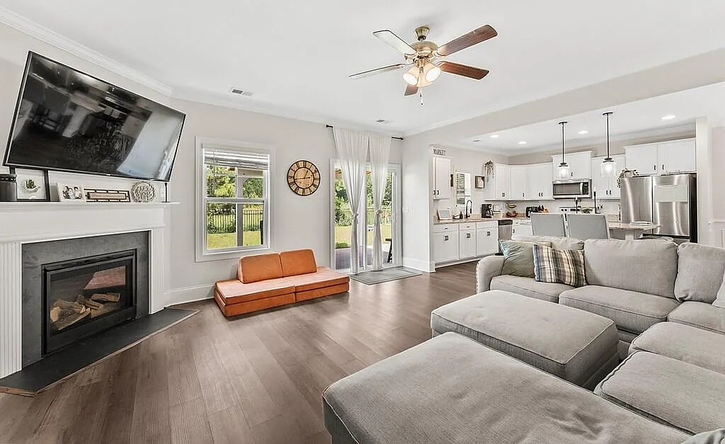 5 bed, 3.0 bath, 2341 sqft, $2,400 — Photo 2