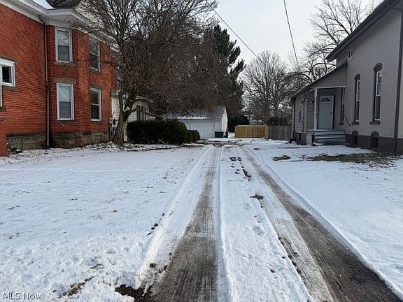 3rd image of 152 E Main St