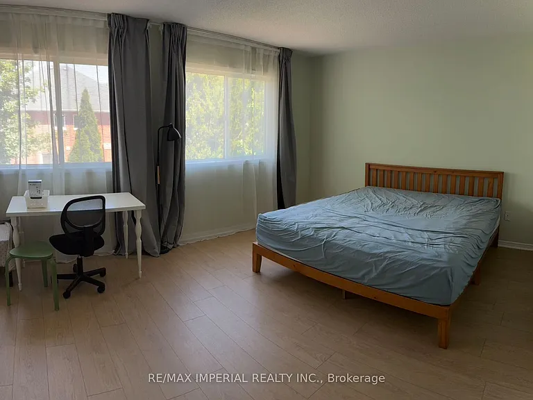 453 Heddle Cres — Photo 5