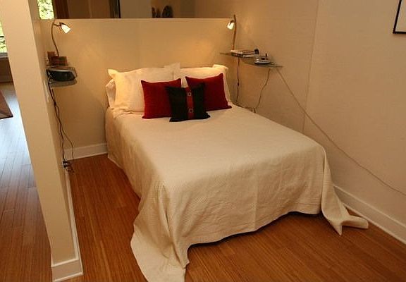 Bedroom w/Walk-in Closet