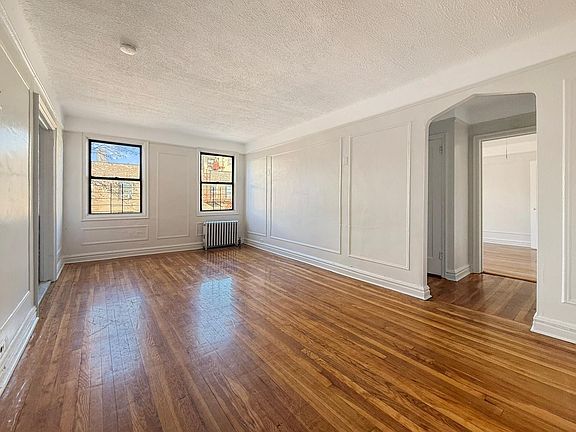 LIVING ROOM (UN-STAGED)