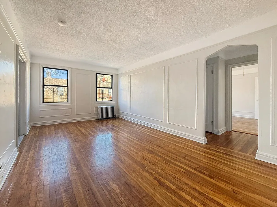 LIVING ROOM (UN-STAGED)