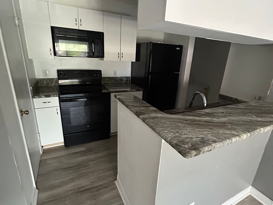 1st image of 325 Lakepointe Dr Unit 301