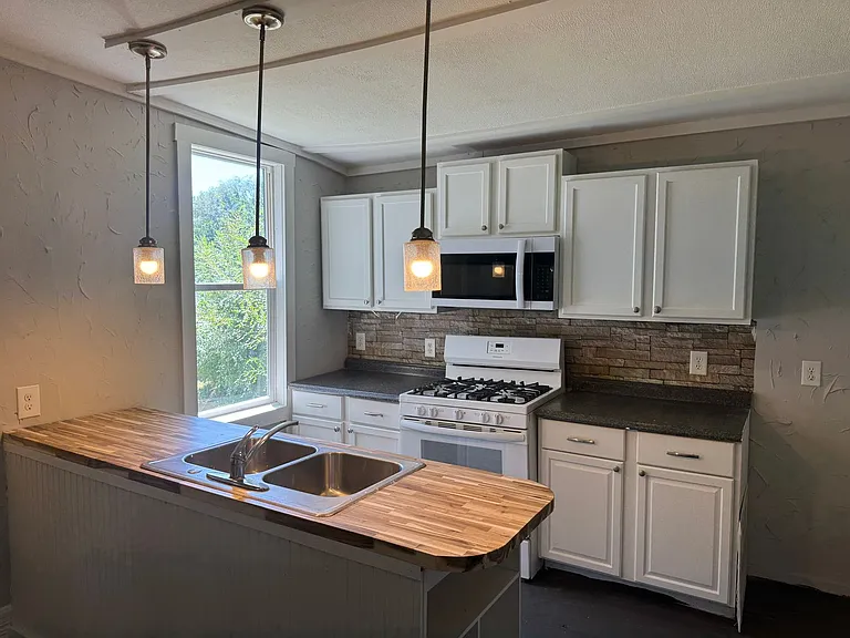 2715 Patee St — Photo 5
