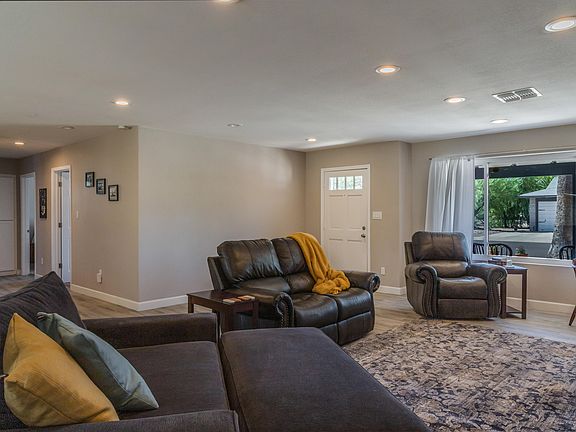 5th image of 2950 E Poinsettia Dr