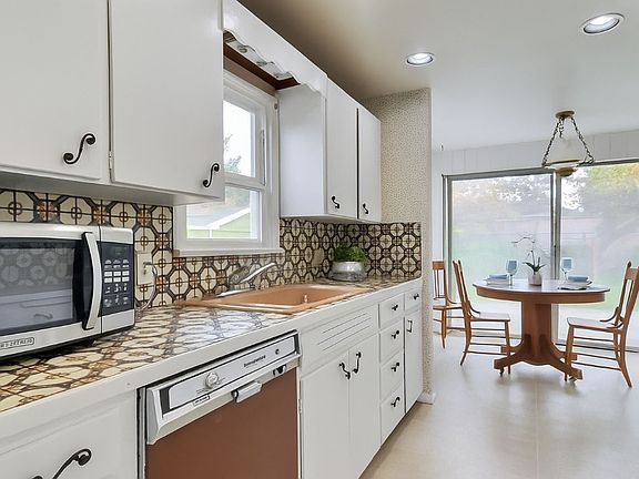 3rd image of 2723 Locust Ave W