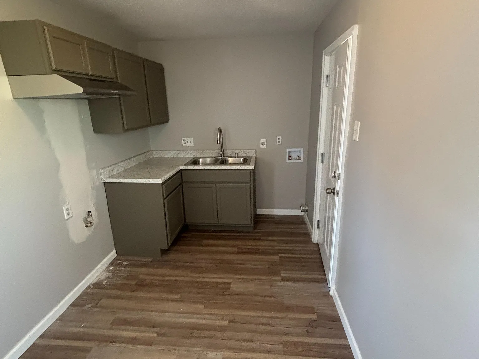 3 bed, 808 sqft, $1,000 — Photo 2