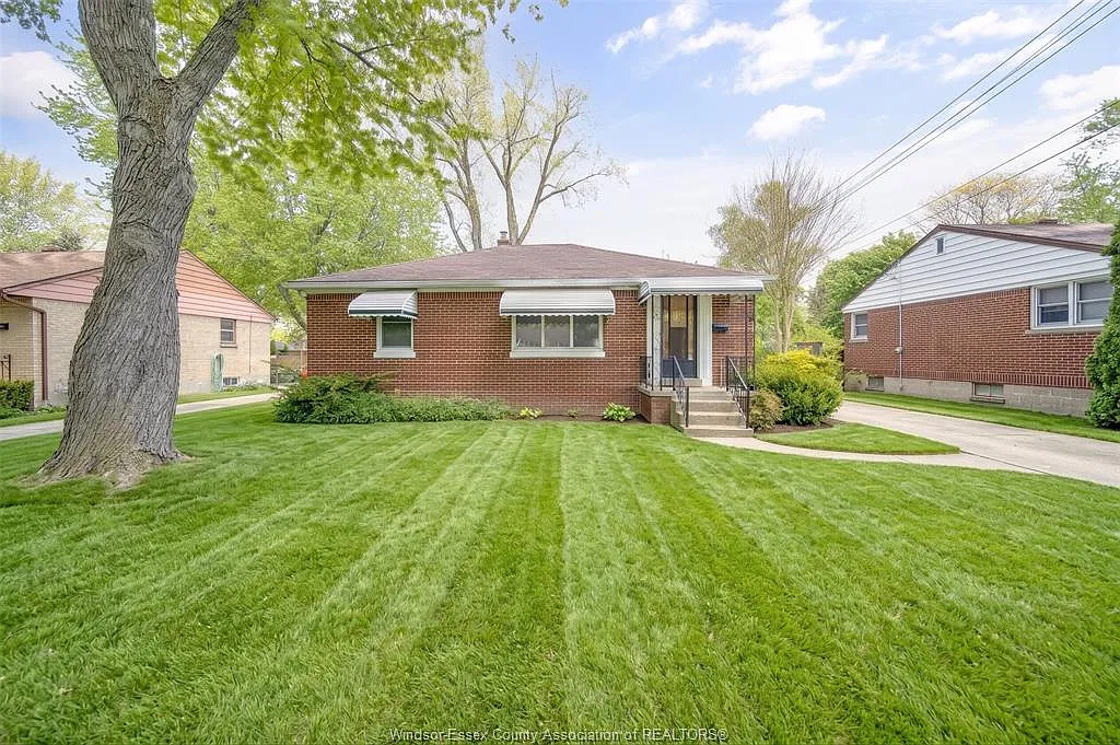4 bed, $2,100 — Photo 1