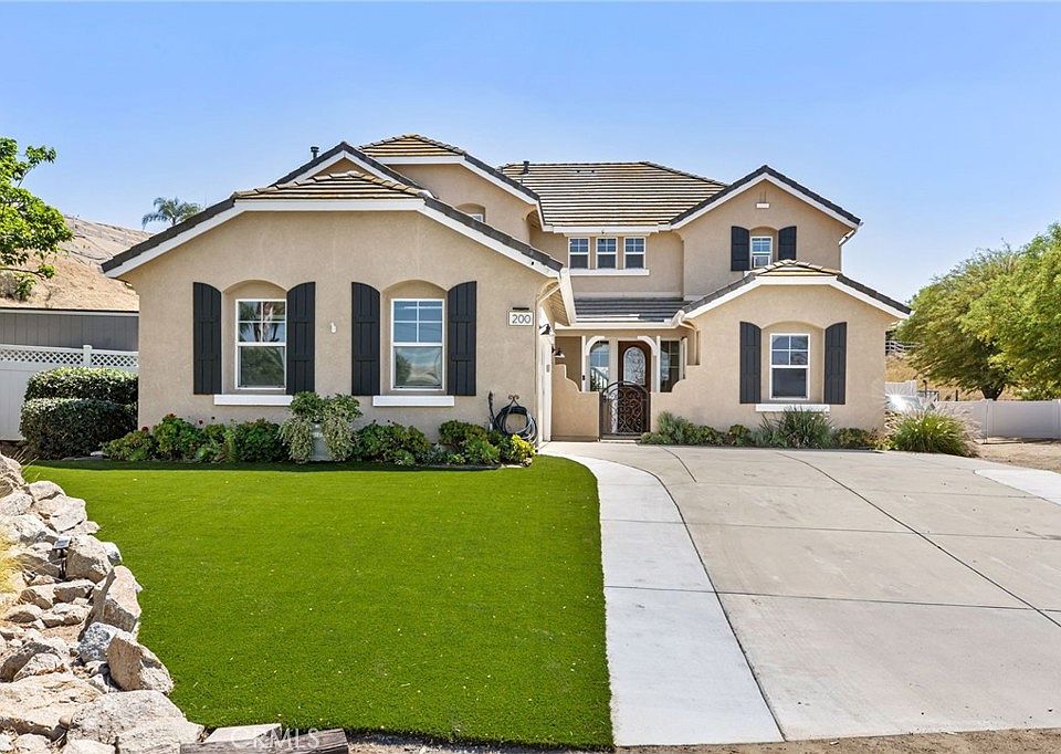 1st image of 200 Pompano Pl