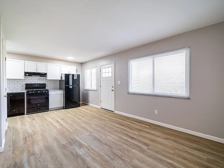 1075 Oak St — Photo 7