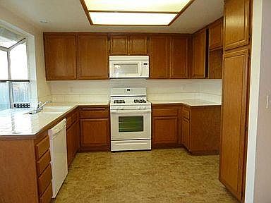 4th image of 17133 Independence Ave