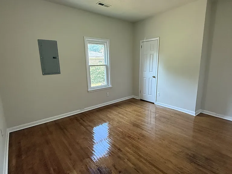 914 18th Way SW — Photo 3