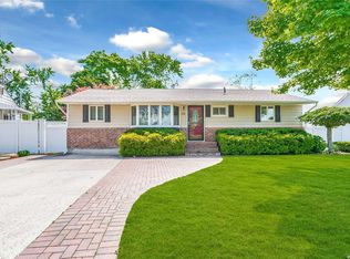 32 Janet Dr, Plainview, NY 11803