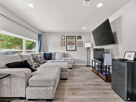 3rd image of 324 N Shore Pl