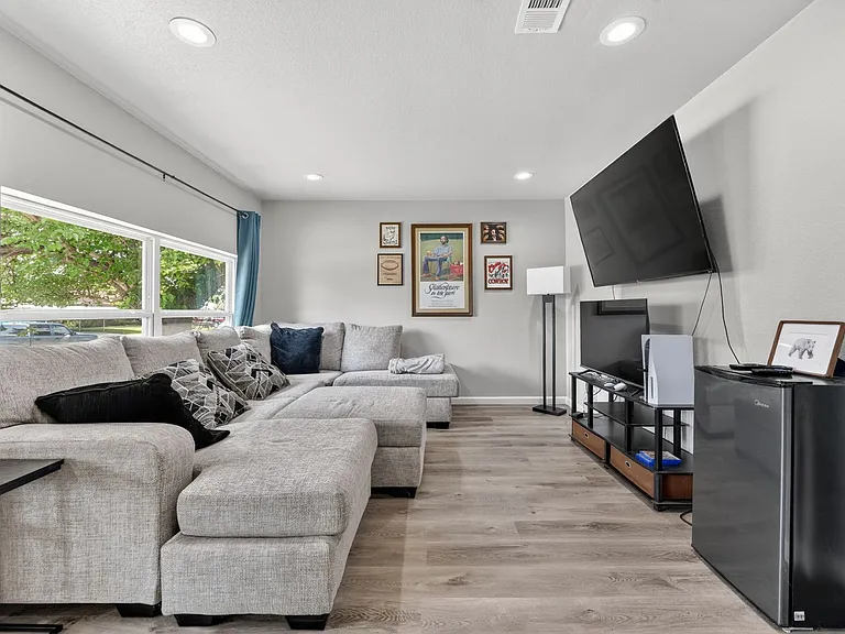324 N Shore Pl — Photo 3
