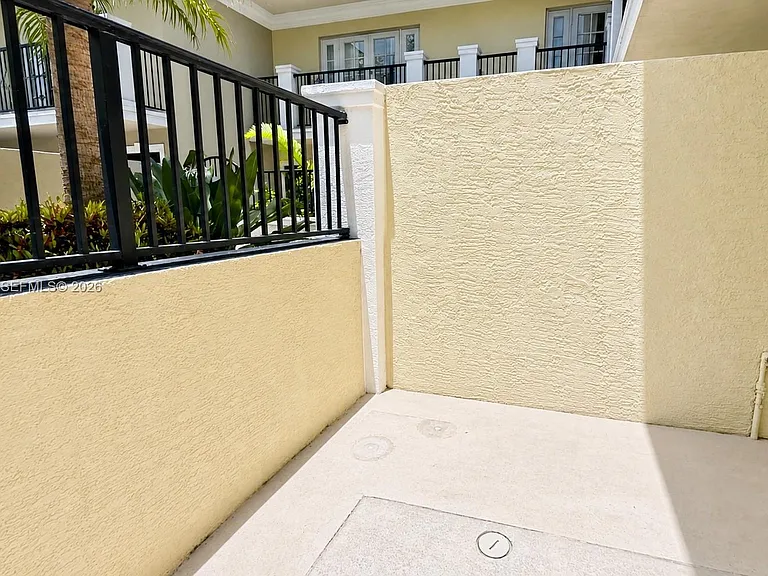 1000 Palm Trl #10 — Photo 9