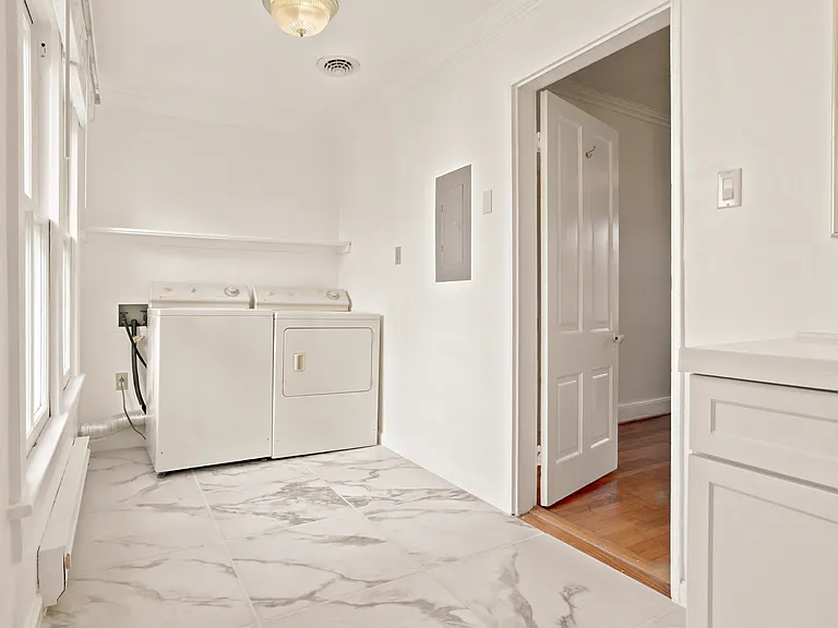 209 N Washington St — Photo 24