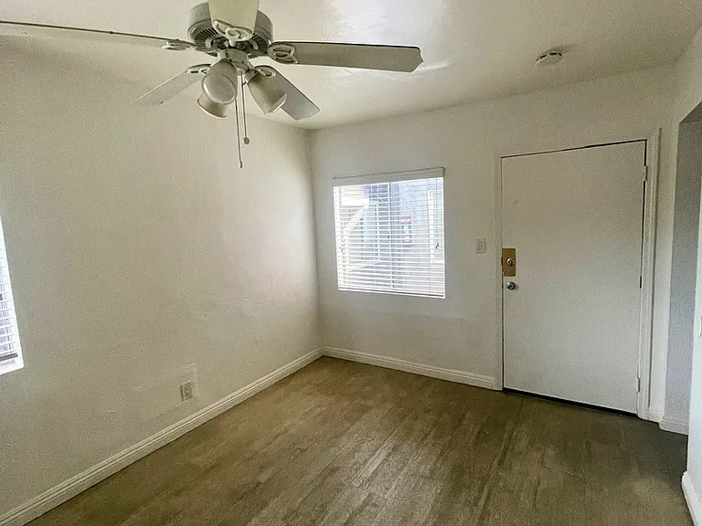 1377 Warren Ave — Photo 14