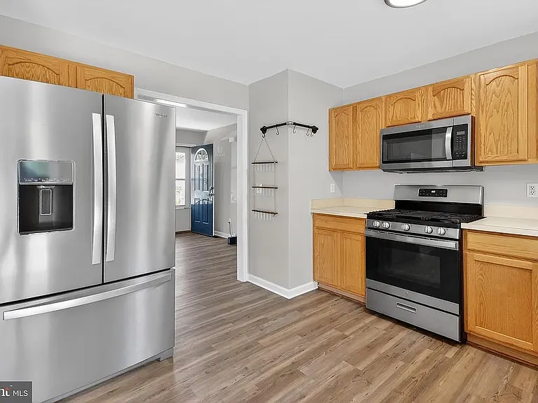 102 W East St — Photo 3