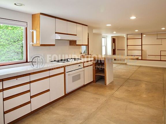 4th image of 15 Bank St Unit A