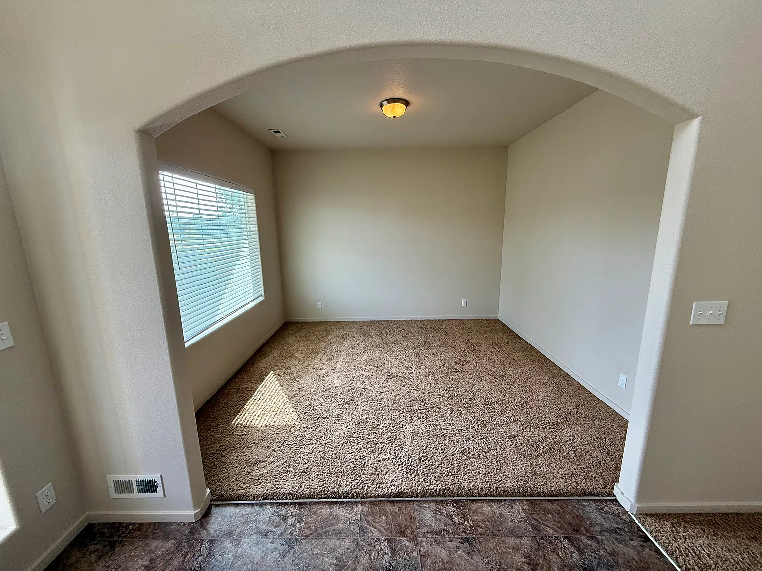 4 bed, 2.5 bath, 2800 sqft, $3,000 — Photo 3