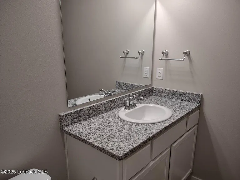 2121 N Jayton Ave #A — Photo 8