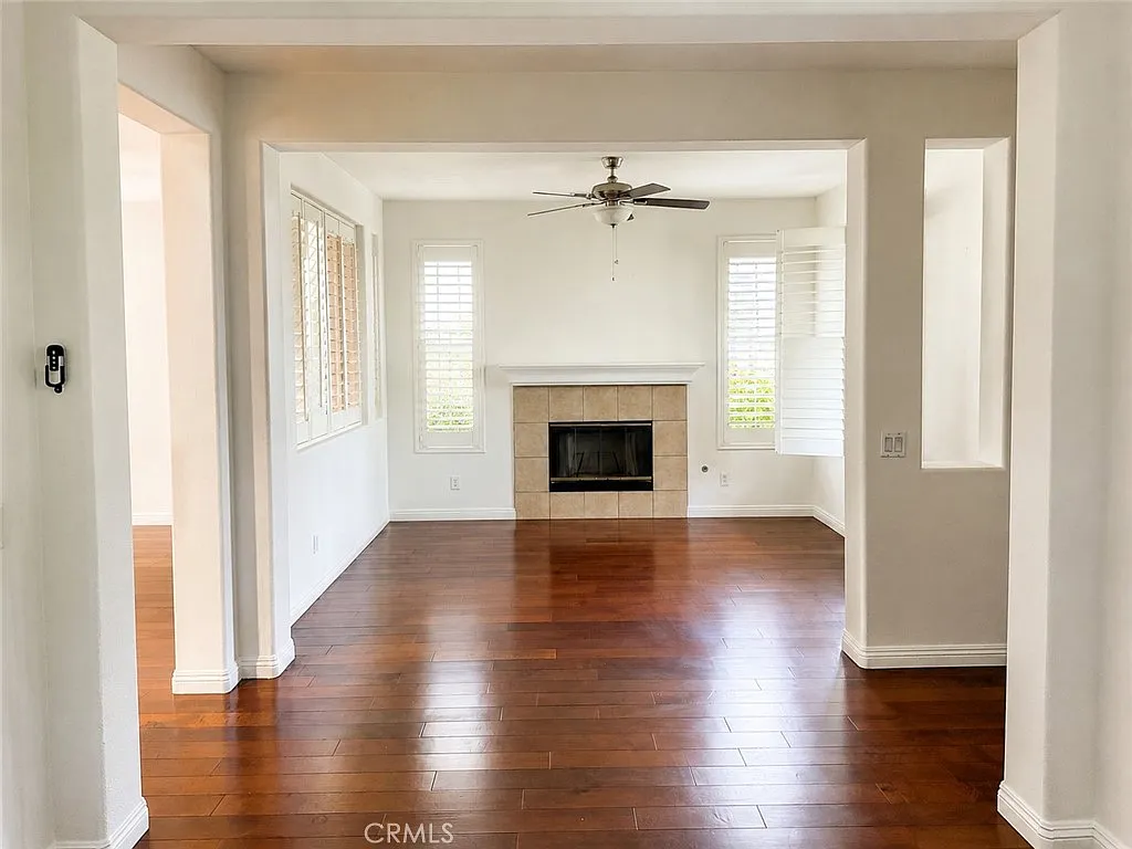 3 bed, 1946 sqft, $3,995 — Photo 3