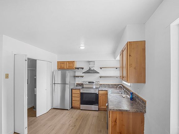 3rd image of 624 Sharon St