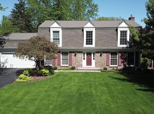 630 Ridgewood Ln, Libertyville, IL 60048