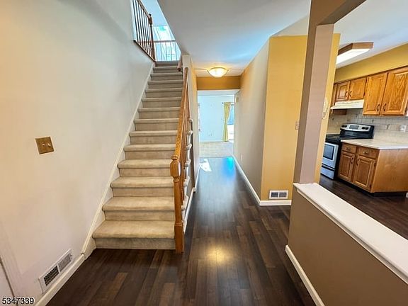 3rd image of 124 Hampton Ct #124