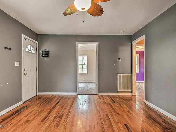 3rd image of 409 Crockett St
