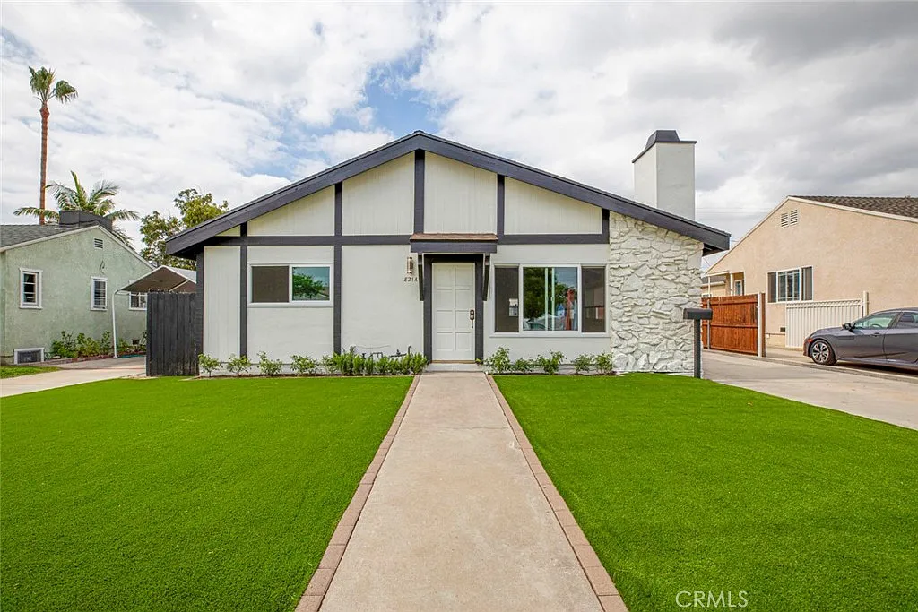 821 N Maple St — Photo 1
