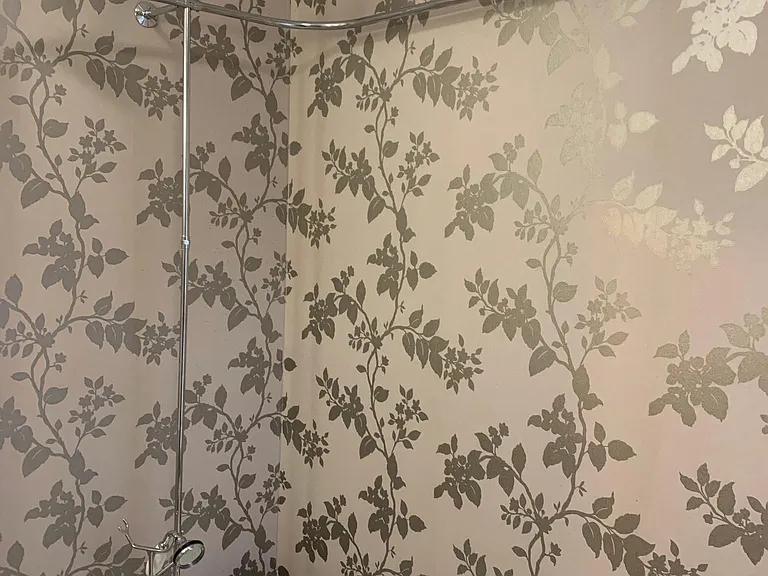 Soaking Tub w Shower & handheld