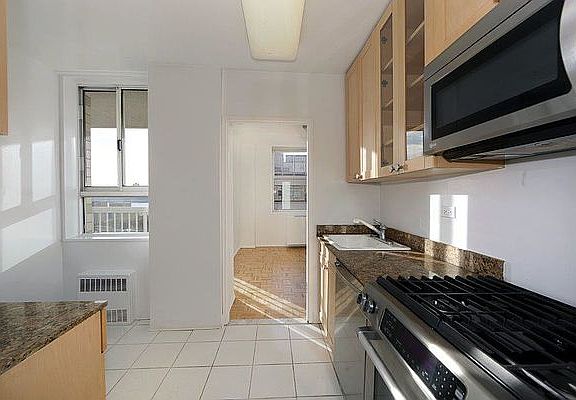 5th image of 424 W End Ave #908