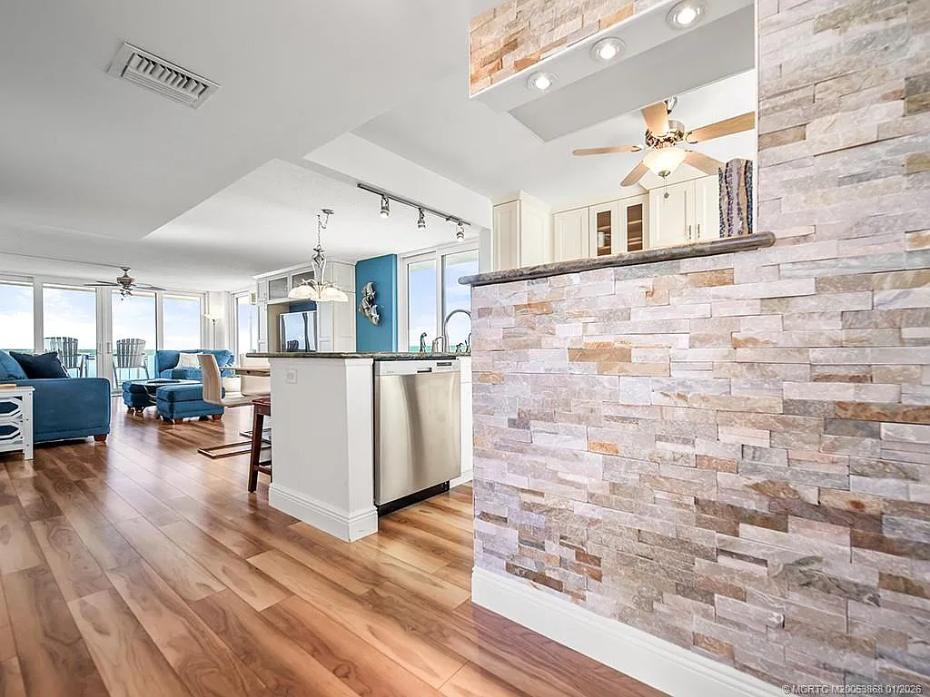2 bed, 2.0 bath, 1119 sqft, $3,380 — Photo 3