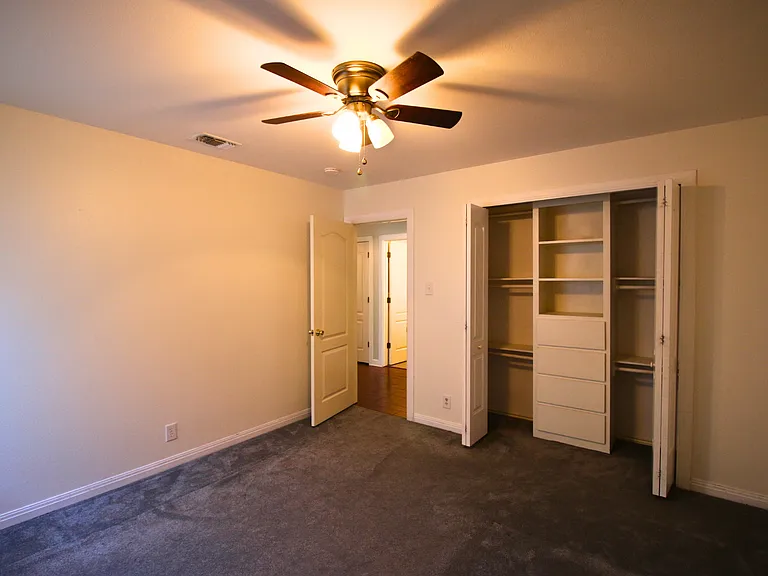 1004 Cougar Country — Photo 13