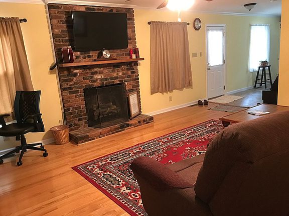 Cozy Den w/ remote fireplace