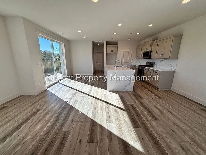 3 bed, 2.5 bath, 1849 sqft, $3,103 — Photo 4