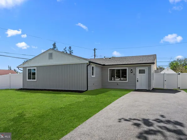7 Gentle Rd, Levittown, PA 19057