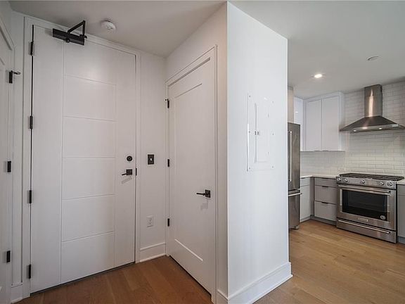 5th image of 788 W Marietta St #1304