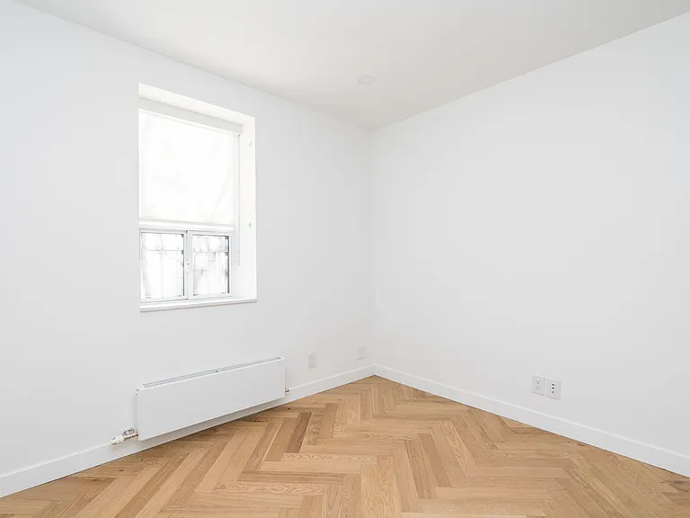 110 Wellesley St E — Photo 10