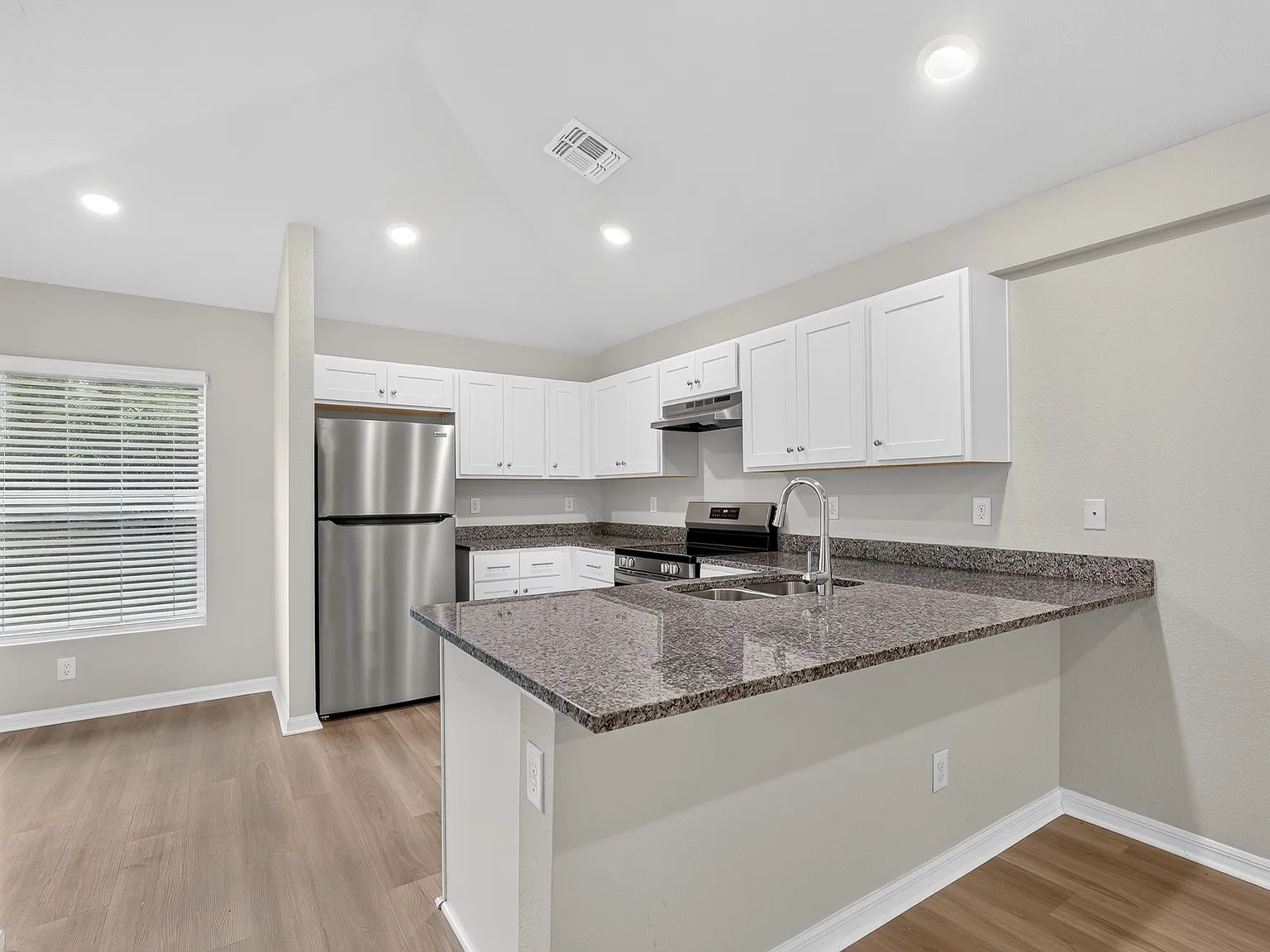2 bed, 1052 sqft, $1,600 — Photo 2