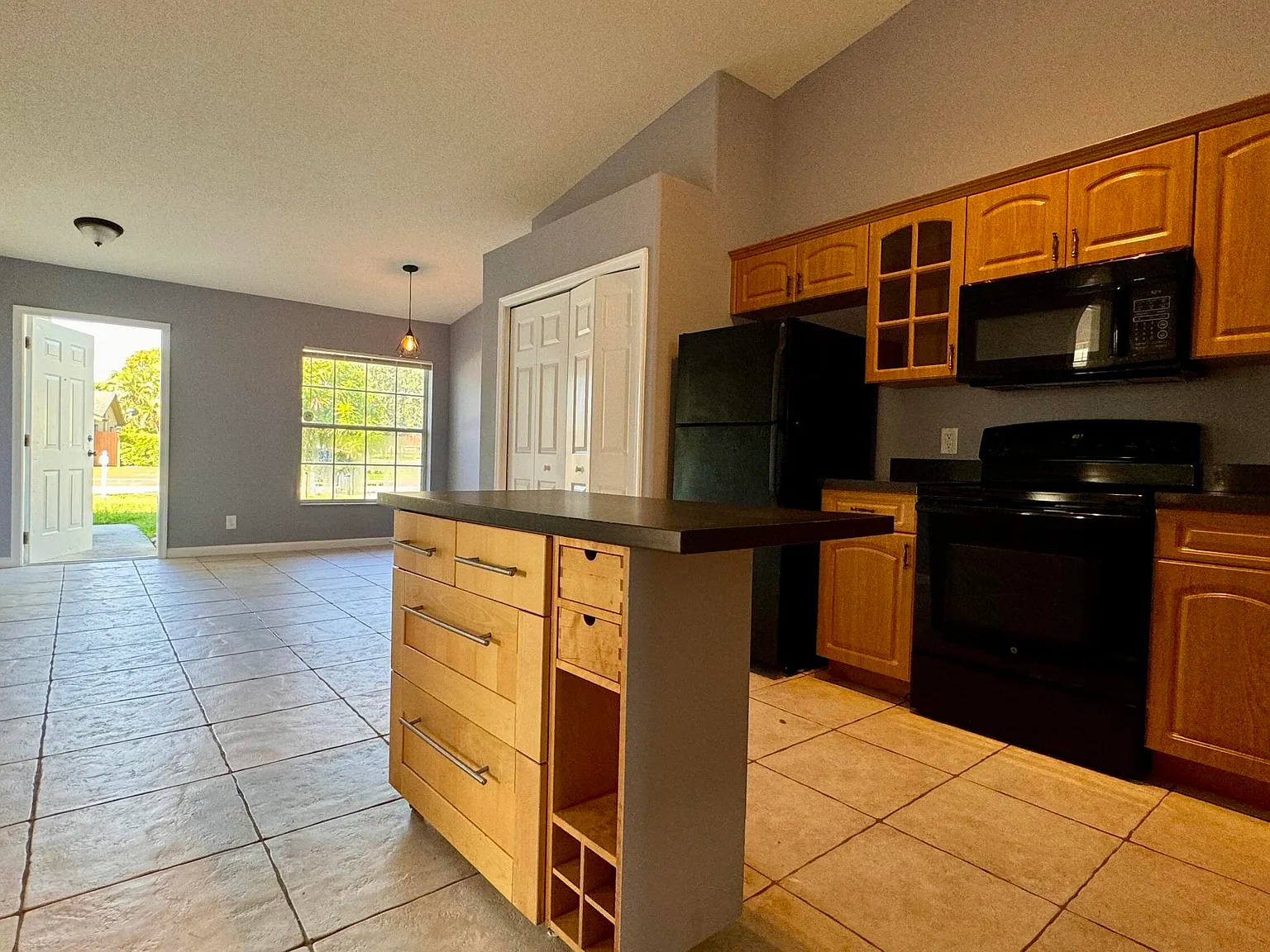 3 bed, 2.0 bath, 1300 sqft, $2,695 — Photo 4
