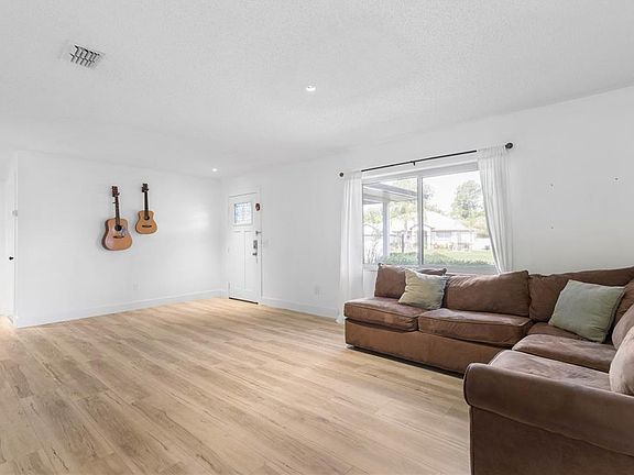 4th image of 23 Watermill Pl