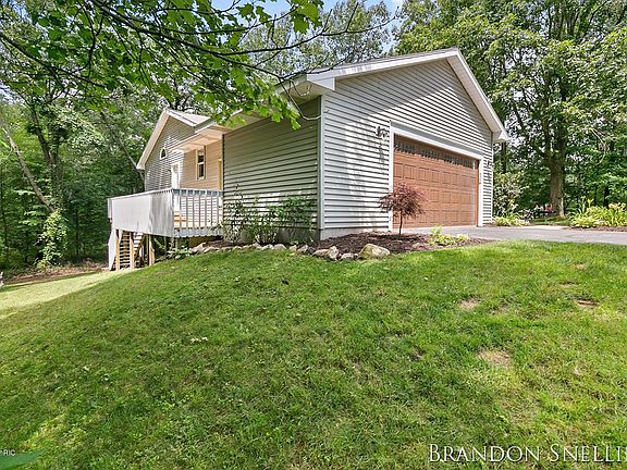 3rd image of 8467 Meadow Rock Dr NE